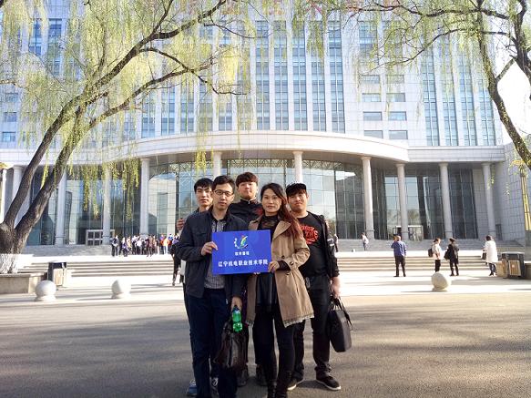 指导教师与参赛学生在承办校合影